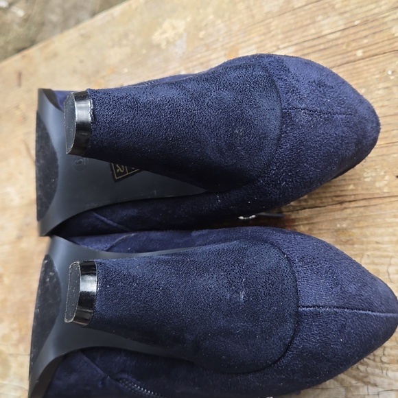 JOURNEE COLLECTION Navy Blue Faux Suede Booties. Size 6.  Like New! - Picture 9 of 11